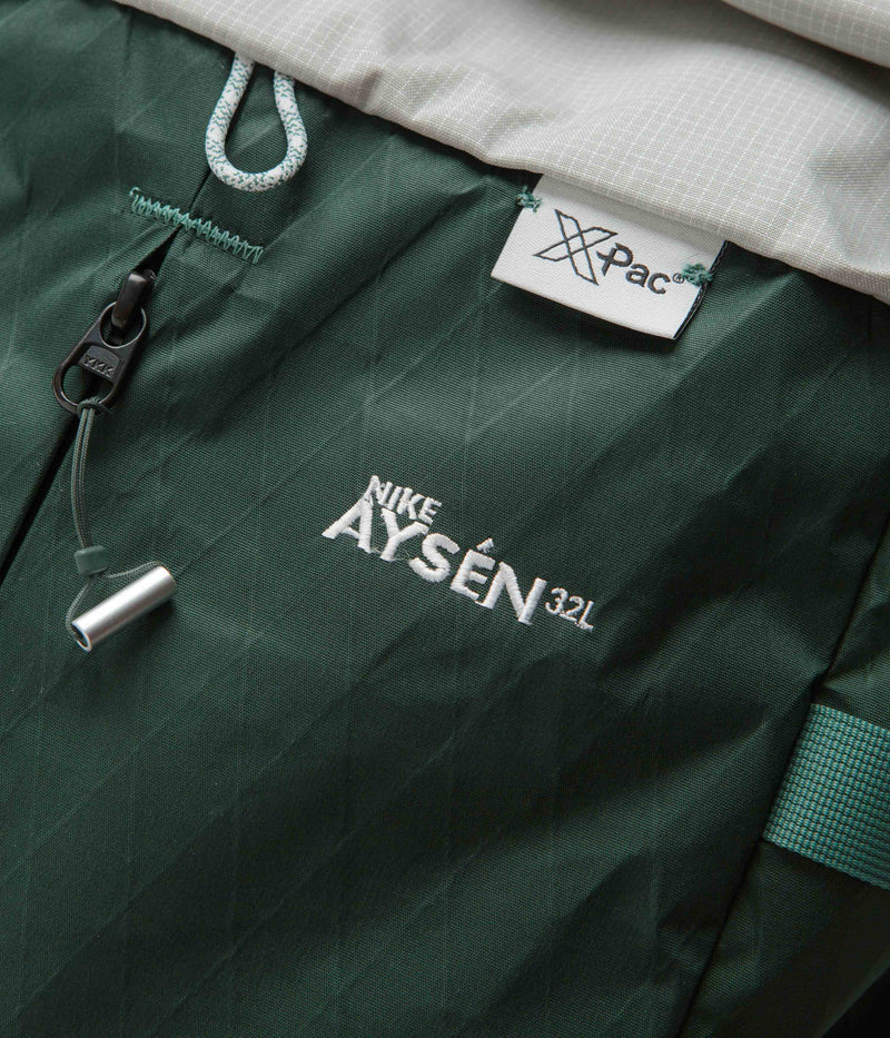 Nike ACG Aysen 32L Day Pack in Vintage Green and Light Iron Ore / White