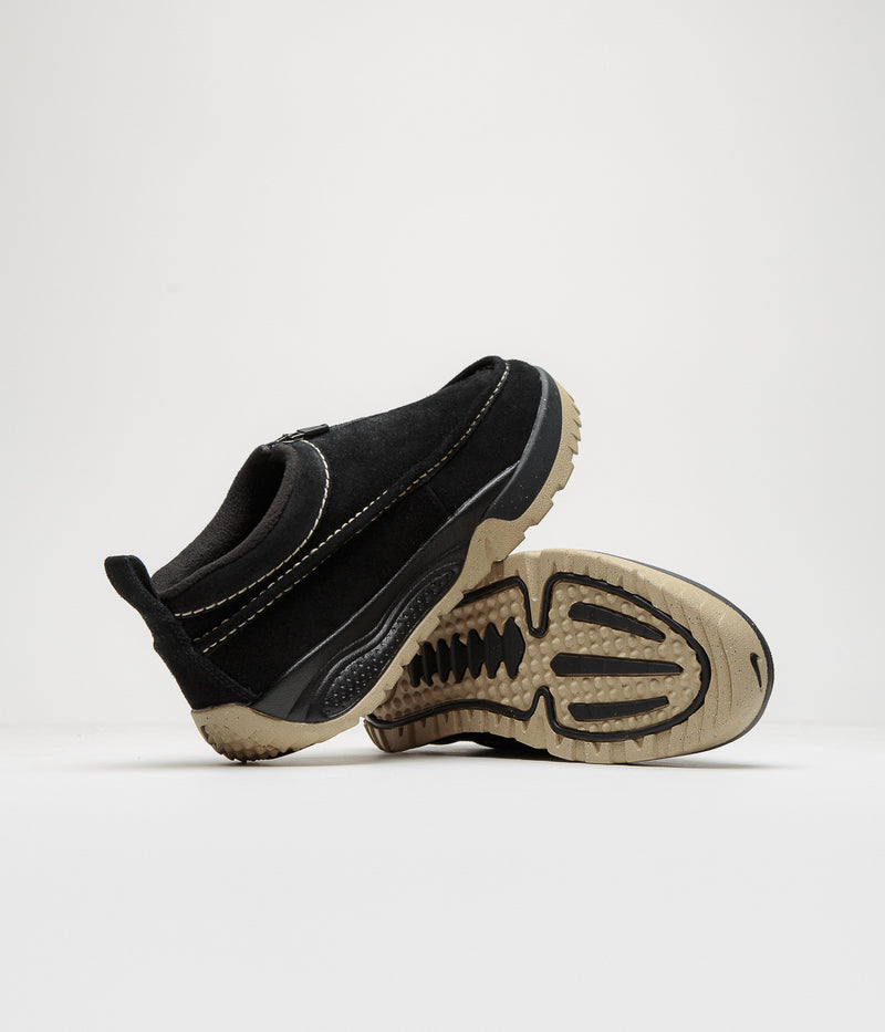 Nike ACG Izy Shoes in Black and Limestone and Black - Limestone