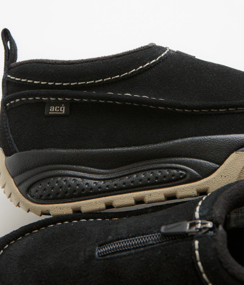 Nike ACG Izy Shoes in Black and Limestone and Black - Limestone