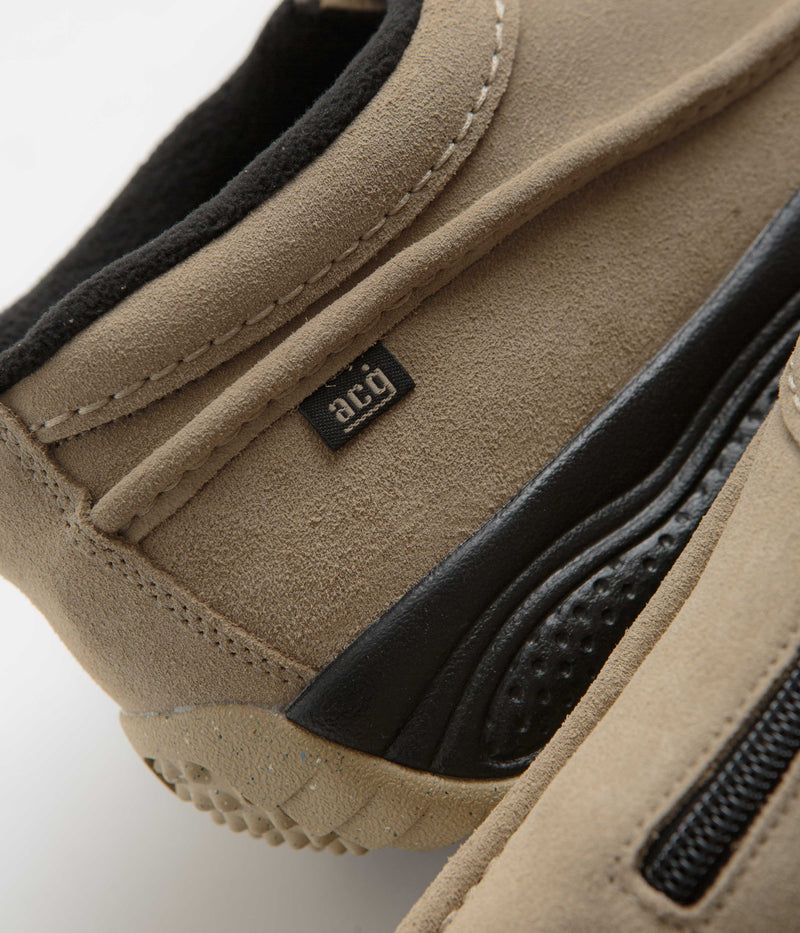Nike ACG Izy Shoes in Khaki and Limestone and Black - Limestone