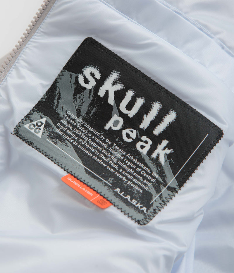 Nike ACG Womens Skull Peak Jacket in College Grey and Football Grey / Summit White