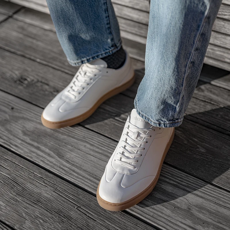 model wearing the atlas ivory with light wash jeans