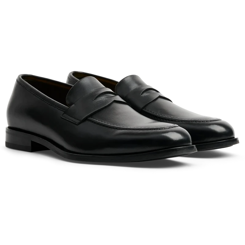 The Duke in Obsidian black full-grain leather 3/4 View