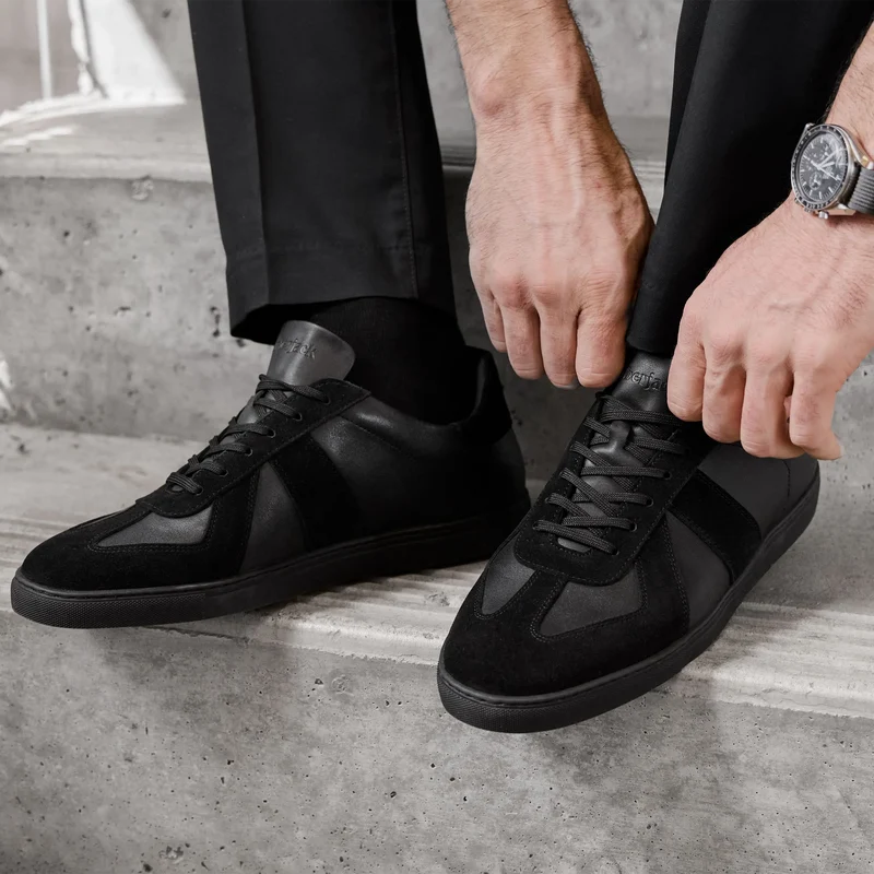 model tying shoes The GAT in Obsidian full grain leather & suede