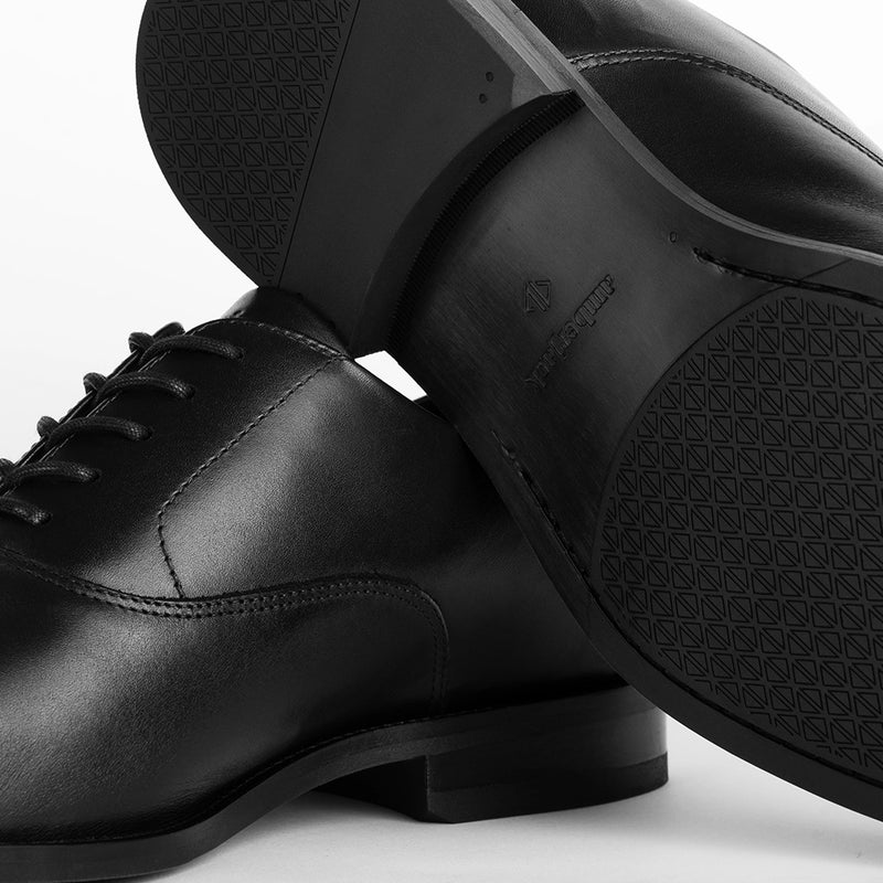 The Regent Obsidian black full-grain leather by Amberjack - Detail View