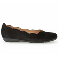Women's Gabor Scalloped Ballet Flat - Schwarz