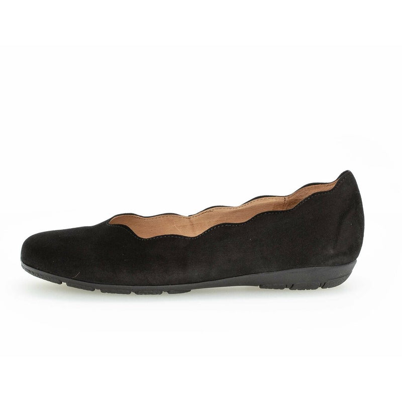 Women's Gabor Scalloped Ballet Flat - Schwarz